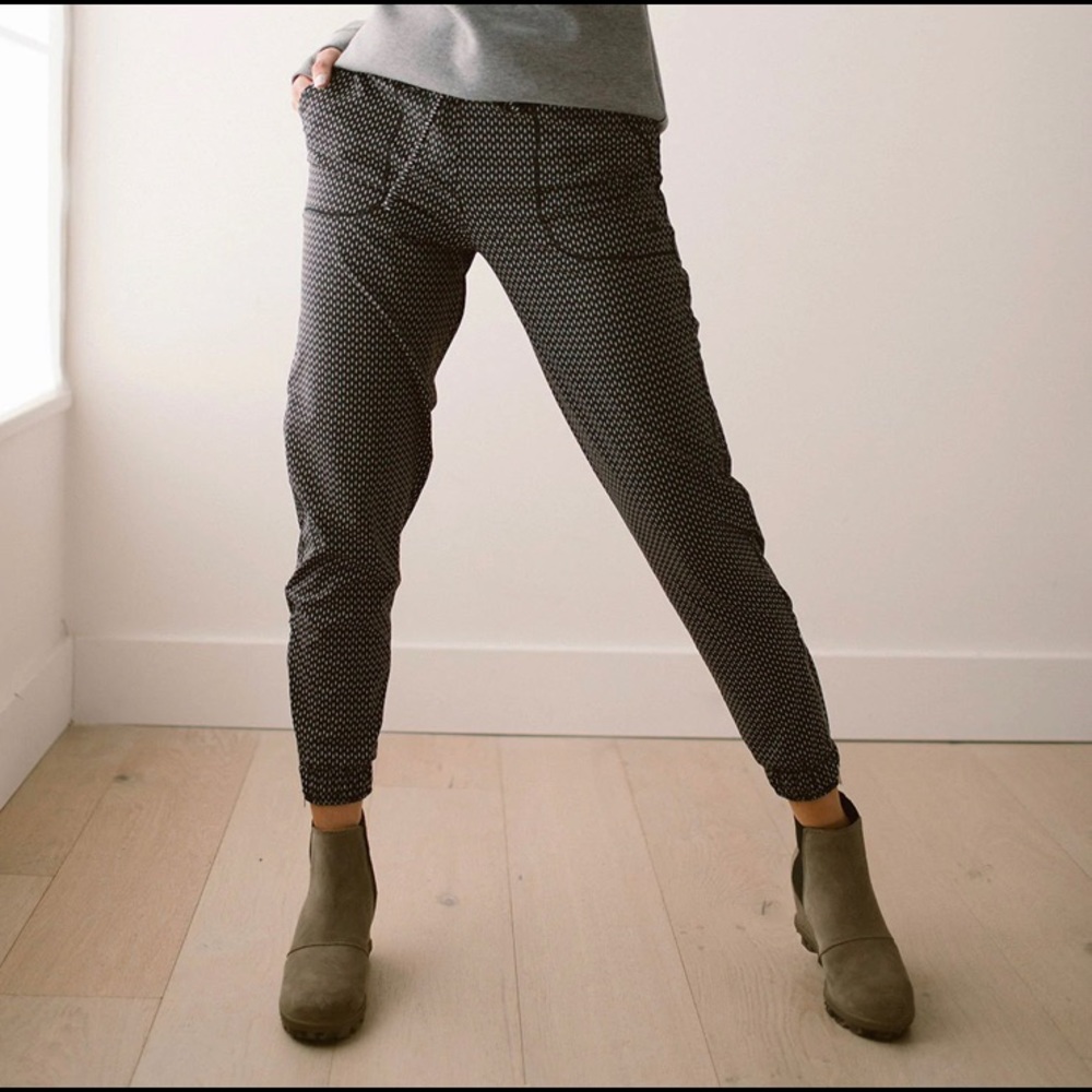 NWT Albion Fit Dash Jetsetters joggers black dash printed size large.